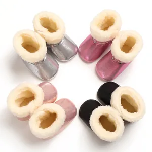 Variété de bottes de neige pour bébé à paillettes avec doublure polaire chaude.