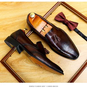 Elegante dunkelbraune Leder-Brogue-Loafer mit Quasten-Detail und einer Fliege