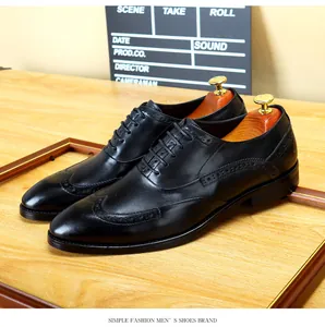Primer plano de zapatos Oxford de cuero negro con detalles brogue para hombres