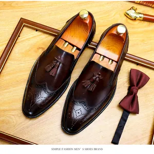 Premium dunkelbraune Leder-Slipper mit Quasten und Brogue-Details für Herren-Formalkleidung.
