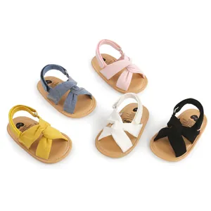 Variedad de cómodas sandalias cruzadas para bebés en cinco colores para primeros pasos