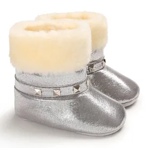 Bottes de neige argentées pour bébé avec doublure en fourrure et sangles cloutées
