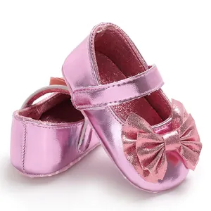 Vue latérale détaillée de chaussures de marche rose métallisé pour bébé avec un grand nœud
