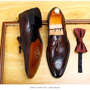 Detailaufnahme von braunen Brogue-Loafers aus Leder mit Quasten und polierter Sohle