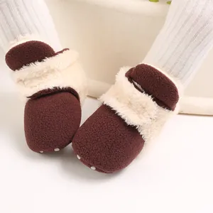 Detalle de las cálidas botas de nieve marrones para bebé con ribete de piel sintética