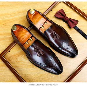 Detail von braunen Brogue-Schuhen aus Leder für Herren mit Quasten und Verzierung.