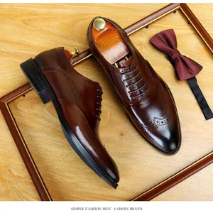 Zapatos brogue de cuero marrón de primera calidad con pajarita granate y marco de madera