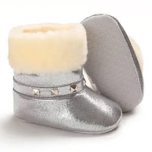 Bottes de neige argentées pour bébé avec semelle antidérapante souple et doublure polaire.