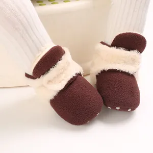 Primer plano de botas de nieve para bebé con forro de felpa y velcro lateral
