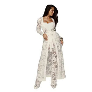 Vista detallada del conjunto sexy de tres piezas de encaje blanco con cárdigan y pantalones