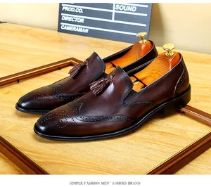 Detailansicht dunkelbraune Leder-Brogue-Schuhe mit Quasten und Budapester Muster