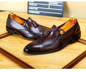Detailansicht der polierten Textur und der Quastenakzente brauner Leder-Brogue-Schuhe.