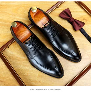 Elegante schwarze Herren-Business-Lederschuhe mit hölzernen Schuhspannern und Fliege
