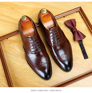 Vista detallada de zapatos brogue de cuero marrón con una pajarita de color burdeos