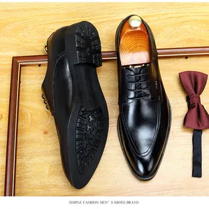 Detailansicht eleganter schwarzer Business-Lederschuhe für Herren auf Holzoberfläche