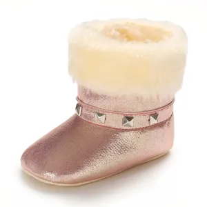 Bottes de neige roses pailletées pour bébé avec fourrure douce et clous argentés.