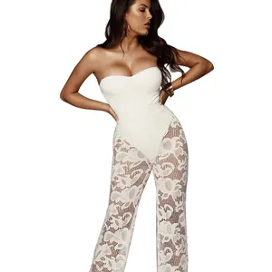Vista detallada del conjunto de pantalones anchos de encaje blanco y top palabra de honor