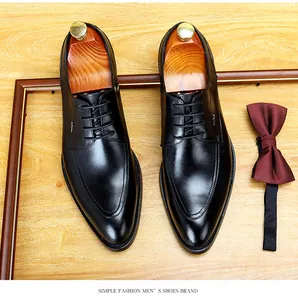 Premium schwarze Herren-Lederschuhe mit hölzernen Schuhspannern und einer Fliege