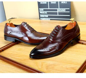 Detalle de zapatos brogue de cuero marrón con elegantes perforaciones de punta de ala.