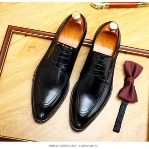 Detailansicht eleganter schwarzer Herrenschuhe aus Leder mit Schnürdesign