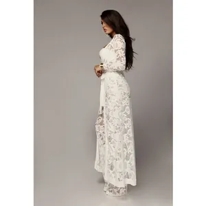 Elegante conjunto de tres piezas de encaje blanco con cárdigan largo y pantalón ancho