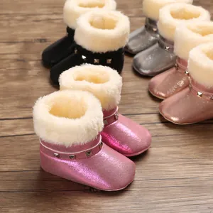 Détail de bottes de neige scintillantes pour bébé avec doublure en fausse fourrure