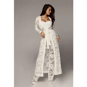 Vista de cuerpo completo de un elegante conjunto de tres piezas de encaje blanco