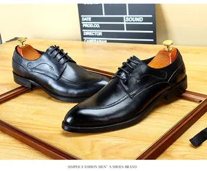 Schwarze Herren-Business-Lederschuhe mit Schuhspannern in einem stilvollen Setup