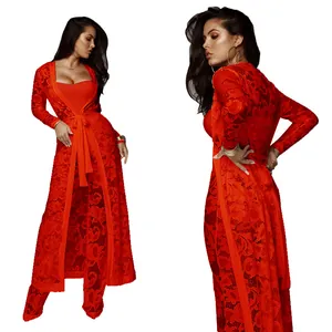Elegante conjunto de tres piezas de encaje rojo con pantalones anchos y cárdigan
