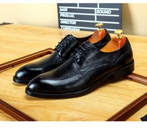 Detailansicht eleganter schwarzer Herren-Lederschuhe mit dekorativen Seitennähten