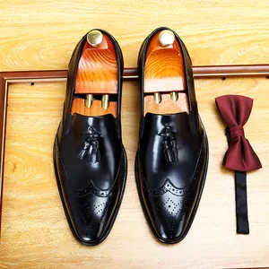 Hochwertige schwarze Herrenschuhe aus echtem Leder mit Brogue-Muster und Quastenverzierung
