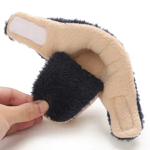 Primer plano del suave forro polar y la suela flexible de las botas azules para bebé.