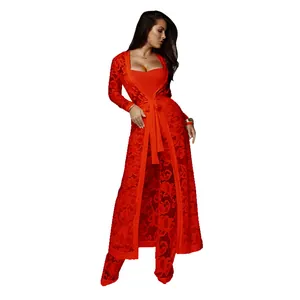 Conjunto sexy de tres piezas de encaje rojo con pantalones anchos y cárdigan largo