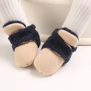 Botas de nieve para bebé con forro polar y detalles en azul marino para invierno.