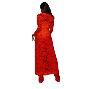 Vista trasera de un elegante conjunto de 3 piezas de encaje rojo con plumero largo