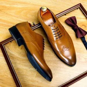 Elegantes zapatos oxford de cuero marrón con brogue para hombre, estilo formal.