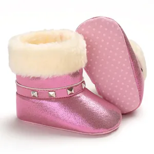 Détail des bottes de neige pour bébé rose pailleté avec bordure en fausse fourrure