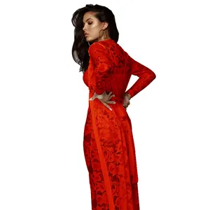 Elegante conjunto de tres piezas de encaje rojo con cárdigan largo y pantalones anchos