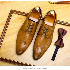 Dettaglio di scarpe stringate eleganti da uomo marroni con una trama a coccodrillo.