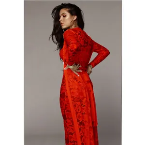 Perfil lateral elegante de un conjunto de cárdigan largo de encaje rojo y pantalones