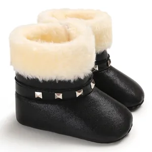 Détail de bottes de neige d'hiver pour bébé noires avec fausse fourrure blanche et clous
