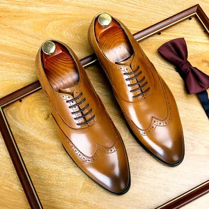 Elegantes zapatos oxford brogue de cuero marrón para hombre con detalles clásicos de gala