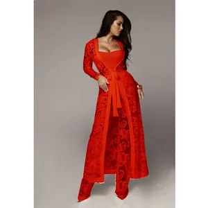 Elegante conjunto sexy de 3 piezas de encaje rojo con pantalones anchos y cárdigan largo en modelo