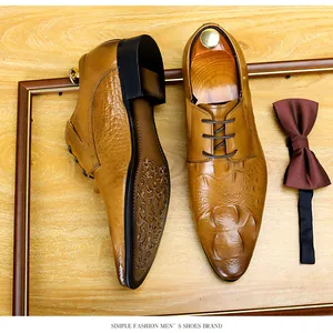 Vista dettagliata di scarpe da uomo in pelle di coccodrillo con suola a fiori incisi