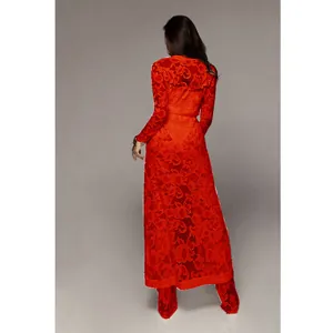 Vista trasera de elegante conjunto de tres piezas de encaje rojo con pantalón ancho