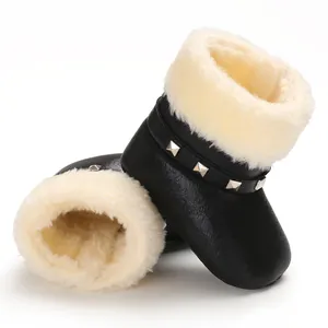Vue détaillée de bottes de neige noires pour bébé avec doublure en peluche blanche et clous