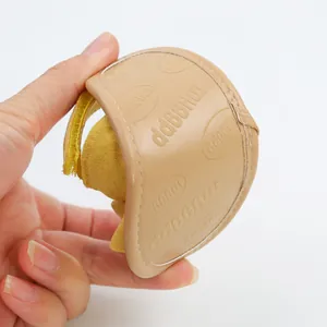 Vista de detalle de sandalia beige flexible para bebé con suela extremadamente blanda