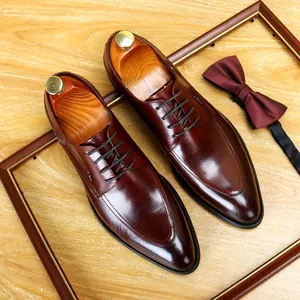 Formelle Herrenschuhe aus burgunderfarbenem Leder mit spitzer Kappe