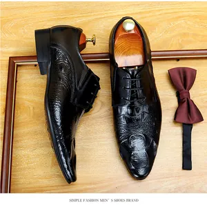 Vista ravvicinata di scarpe eleganti da uomo nere in pelle con stampa coccodrillo e lacci
