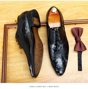 Vista dettagliata di scarpe formali da uomo nere con motivo a coccodrillo in pelle.